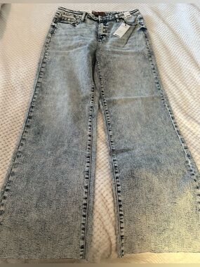 NWT JUDY BLUE  LT MINERAL WASH DENIM